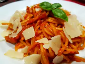 Mediterranean Spaghetti with Tomatoes