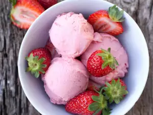 Simple Strawberry Ice Cream