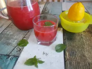 Homemade Strawberry Lemonade with Honey