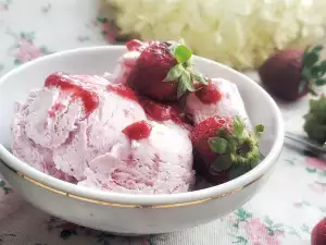 Easy Strawberry Ice Cream