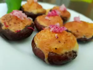 Stuffed Mushrooms with Eggs and Cheese