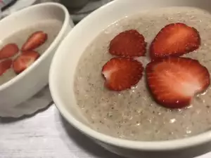 Strawberry Quinoa and Coconut Milk Pudding (Sutlaç)