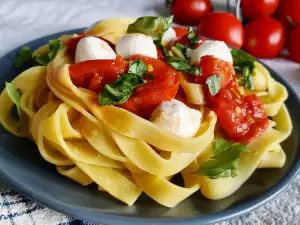 Tagliatelle with Cherry Tomatoes and Mozzarella