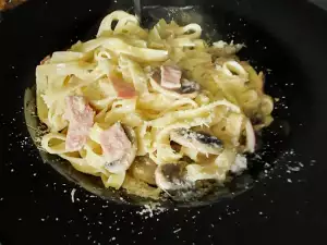 Tagliatelle with Cream, Ham and Mushrooms