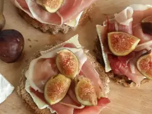 Quick Tapas with Camembert and Figs