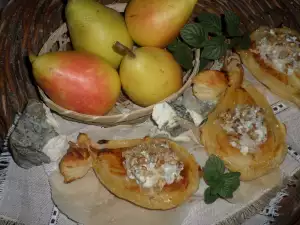 Mini Tarts with Pears and Green Cheese