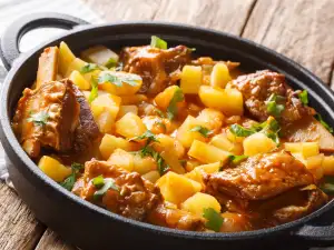 Slow Cooked Beef Ribs with Potatoes