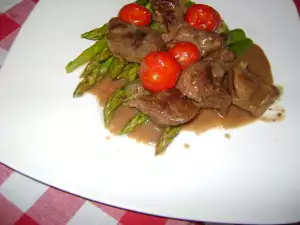 Beef in Sauce with Asparagus and Cherry Tomatoes