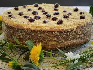 Cake with Vanilla Cream and Walnuts