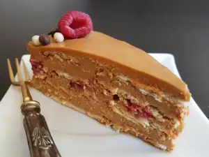 Cake with Raspberries and Dulce de Leche