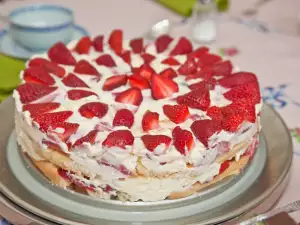 Biscuit Cake with Strawberries