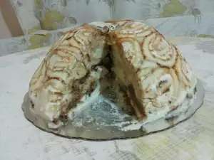 Cake with Swiss Rolls and Bananas