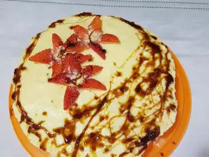 Cake with Vanilla Cream and Strawberries