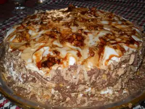 Cake with Caramelized Walnuts and Cream