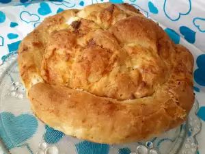 Round Pastry Pie with Yeast