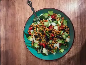 Vitamin Salad with Chickpeas and Avocado