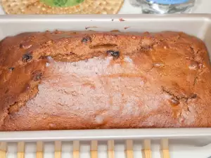 Cake with Walnuts and Raisins