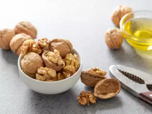 How to Make Homemade Walnut Oil