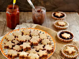 Whole Grain Cookies with Rosehip Marmalade