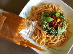 Healthy Wholegrain Spaghetti with Sundried Tomatoes and Spinach