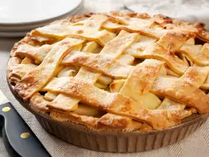 Walnut-Apple Pie