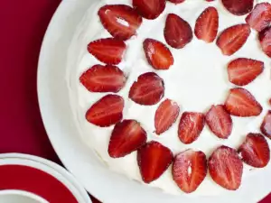 Light Cake with Yoghurt and Strawberries