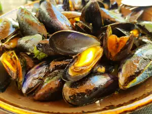 Stewed Black Mussels in Butter and Lemon