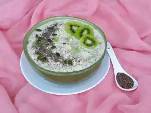 Oatmeal with Chia and Kiwi