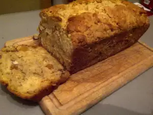 Cake with apples and dried fruit