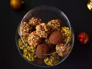 Healthy Vegan Almond and Date Truffles