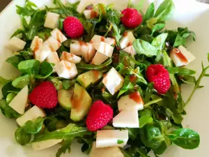 Green Salad with Goat Cheese and Balsamic Reduction