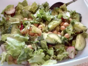 Green Salad with Chickpeas