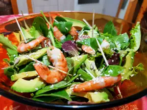 Green Salad with Shrimp, Basil and Avocado