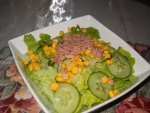 Green Salad with Tuna and Corn