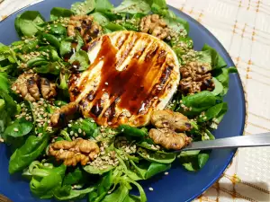 Green Salad with Valeriana and Baked Camembert