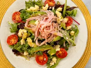 Green Salad with Prosciutto Cotto, Avocado and Brie