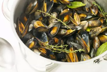 How to Eat Mussels the Right Way