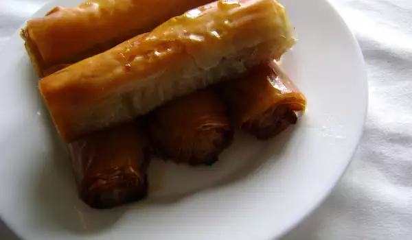 Appetizing Phyllo Cigars with Apple Filling