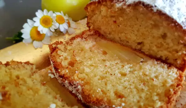 Fluffy Sponge Cake with Apples and Yogurt