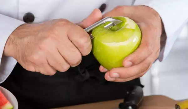 Peeling apples