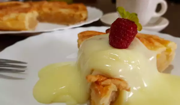 Apple Pie with Vanilla Cream