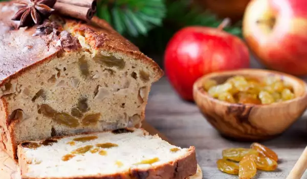 Bread with raisins and apples