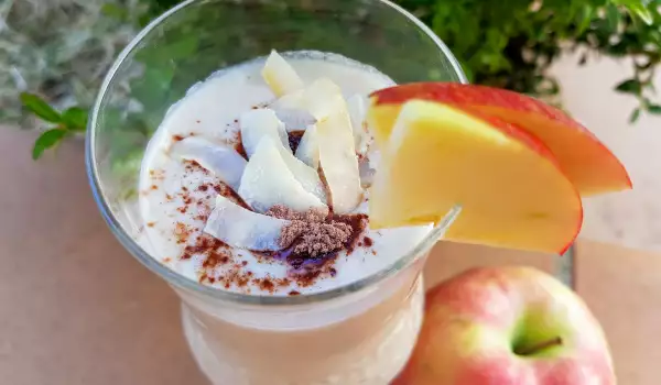 Protein Smoothie with Apple, Coconut and Oats