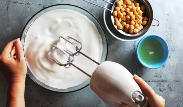 Vegan mayonnaise with chickpeas