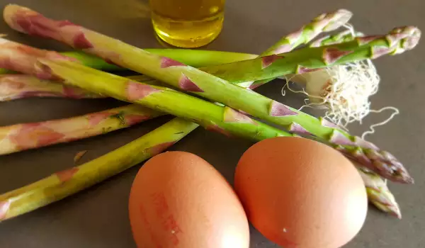 Fried Asparagus with Eggs