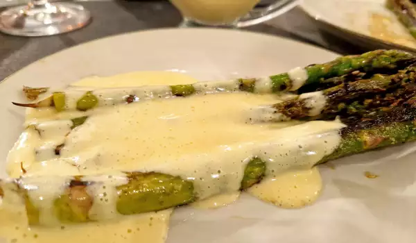 Green Asparagus with Hollandaise Sauce
