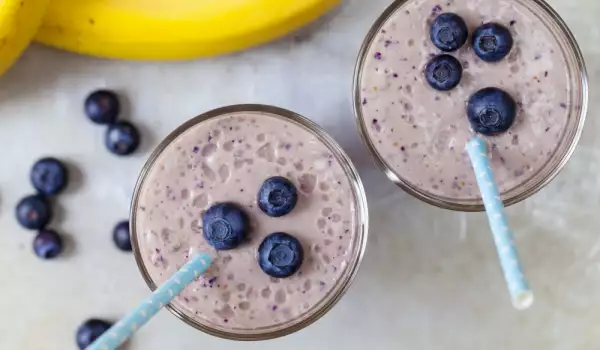 Green Tea, Blueberry and Banana Smoothie