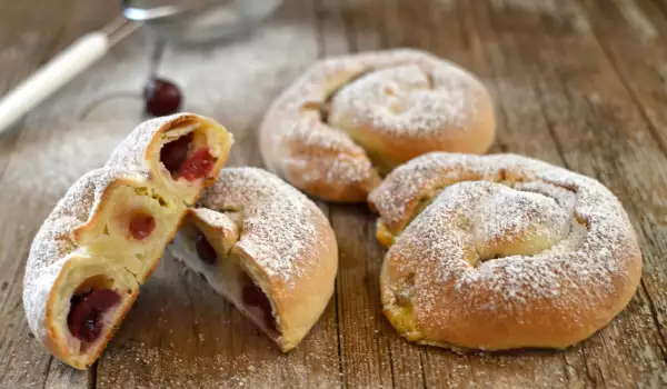 Twisted Rolls with Cherries and Cream