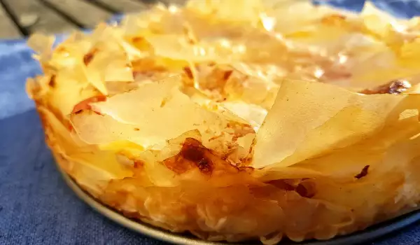 Juicy Filo Pastry Pie with Turkish Delight and Cream