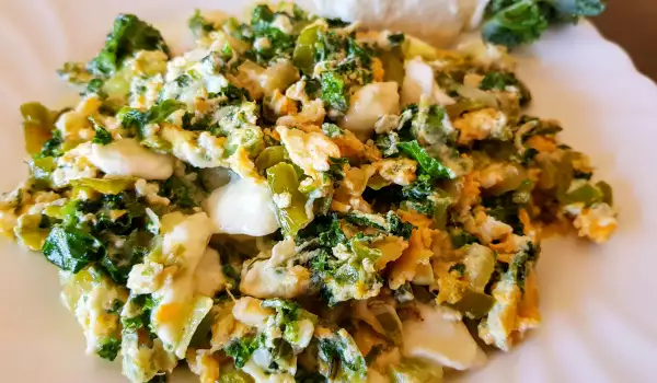 Scrambled Eggs with Kale and Mozzarella